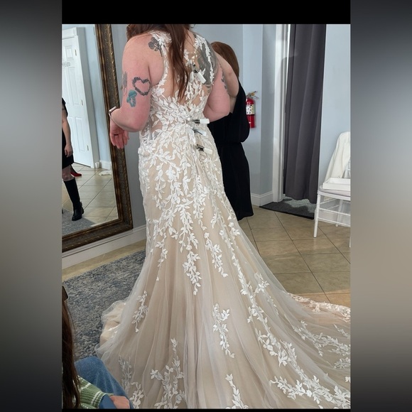 NWT Essence of Australia White Lace Elegant Wedding Dress Size 16 - Picture 4 of 9